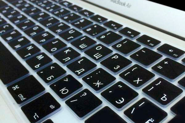 Буква Е на клавиатуре компьютера Mac